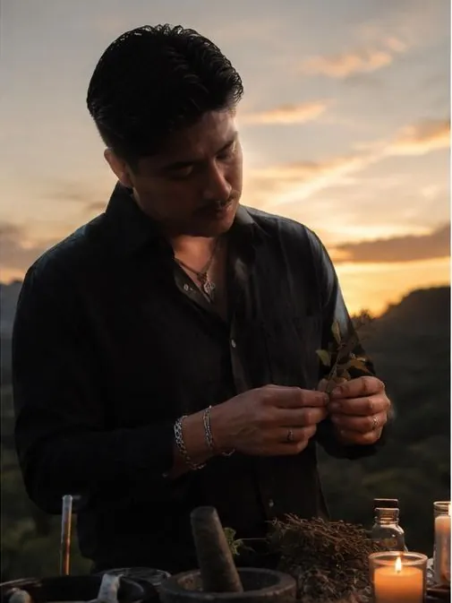 Unicornio Negro preparando hierbas al atardecer